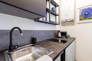 eine Küche mit Spüle und Arbeitsplatte in der Unterkunft Loftino 42 Ferrara Biciclette & Wifi in Ferrara