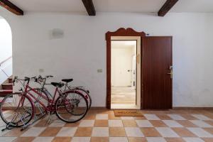 two bikes parked in a room with a door at Loftino42 - Monolocale Open Space a Ferrara, Biciclette incluse in Ferrara