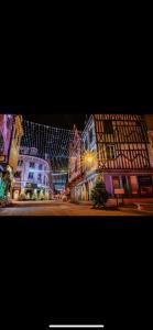 Nespecifikovaný výhled na destinaci Auxerre nebo výhled na město při pohledu z apartmánu