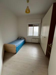 ein kleines Zimmer mit einem Bett und einem Fenster in der Unterkunft Casa gioiello al mare Cogoleto in Cogoleto + 7 Fotos