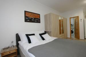 Ένα ή περισσότερα κρεβάτια σε δωμάτιο στο Hangjegy Apartman