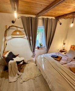 Postel nebo postele na pokoji v ubytování Roots & Nest Cottage Liptov