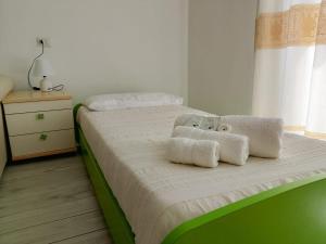 een slaapkamer met een bed met handdoeken erop bij Casa Barraté l'Alguer in Alghero +26 foto's