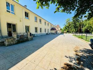 an empty street in front of a building at Le parc d'eden in Villeneuve-sous-Dammartin