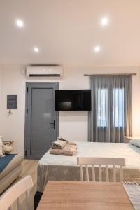 Postel nebo postele na pokoji v ubytování Myrina Retreat - Blue Horizon