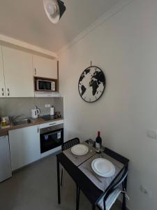 ベオグラードにあるTaMiLux apartmentsの小さなキッチン(テーブル、2皿付) +2枚の写真
