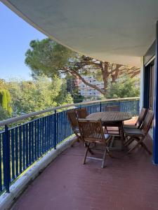 a patio with a table and chairs on a balcony at 3 pièces moderne et calme, 5 minutes mer et golf in Mandelieu-la-Napoule +6 photos