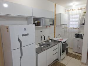Kuchyň nebo kuchyňský kout v ubytování APTO PRAIA UBATUBA - Lindo e Equipado! Internet 400mb e 3 Tvs - Completo! TV a Cabo