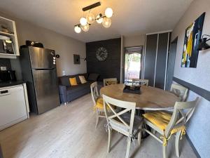 a kitchen and dining room with a table and chairs at Appartement Deco 2 chambres in Saint-Raphaël