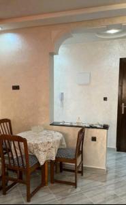 マルティルにあるA well equipped Cozy house in Center of Martil w fast Wifiのダイニングルーム(テーブル、椅子、カウンター付) +4枚の写真