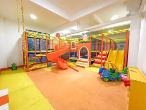 una sala de juegos para niños con tobogán y columpios en Azalea Homes - Winchester gardens, en Nairobi