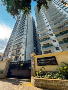 Un edificio alto con un cartel delante. en Azalea Homes - Winchester gardens, en Nairobi