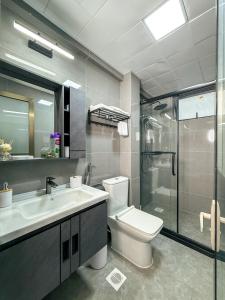 Un baño con inodoro, lavabo y ducha. en Azalea Homes - Winchester gardens, en Nairobi