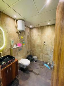 un baño con inodoro y lavabo en Vrinda Homes, en Noida