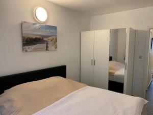 1 dormitorio con 1 cama y una foto de playa en Appartement Guillaume, en Blankenberge