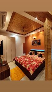 Un dormitorio con una cama grande en una habitación. en Vrinda Homes, en Noida