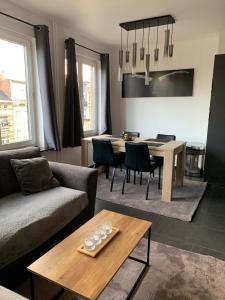 una sala de estar con un sofá y una mesa en Appartement Guillaume, en Blankenberge