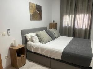 a bedroom with a bed with white sheets and pillows at Apartamento La Timba in Alcossebre