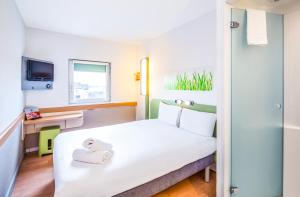 Postel nebo postele na pokoji v ubytování ibis budget Southampton Centre