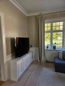 Μια τηλεόραση ή/και κέντρο ψυχαγωγίας στο Central Nørresundby Gem - Steps from Aalborg