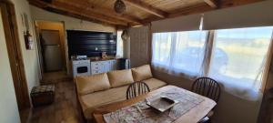 a living room with a couch and a table at Las Golondrinas in Trevelín