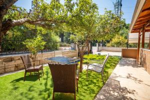 d'une terrasse avec des chaises et une table dans la cour. dans l'établissement NEAR BY THE LAND OF LEGENDS , ViLLA ROSE, à Belek