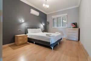 une chambre avec un lit et une commode dans l'établissement NEAR BY THE LAND OF LEGENDS , ViLLA ROSE, à Belek