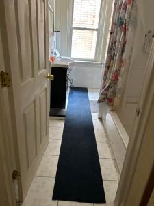 een hal met een blauw tapijt op de vloer bij Highland Park Pittsburgh in Pittsburgh