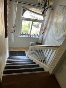 een trap naar een raam in een huis bij Highland Park Pittsburgh in Pittsburgh
