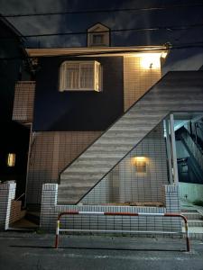 eine Treppe, die zu einem Gebäude hinaufführt in der Unterkunft D Regalo in Ichikawa