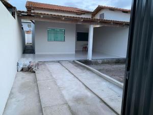 una vista da una porta di una casa di Casa Temporada Prado-BA a Prado