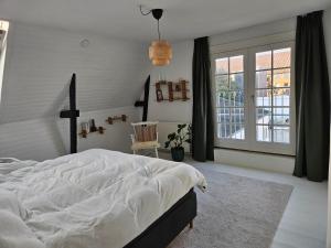 Ένα ή περισσότερα κρεβάτια σε δωμάτιο στο Central Nørresundby Gem - Steps from Aalborg