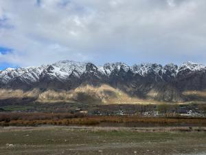 Queenstown AirportにあるMeraki Guesthouseの雪山を背景にした山脈 +2枚の写真