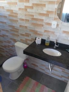 un bagno con un water e un lavandino di casas em búzios 8 a Búzios Altre 9 foto