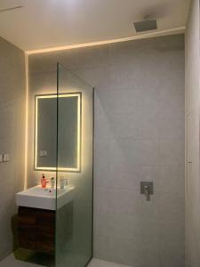Ένα μπάνιο στο Spacious 1-Bedroom Apartment