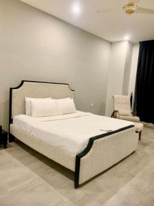 Ένα ή περισσότερα κρεβάτια σε δωμάτιο στο Spacious 1-Bedroom Apartment