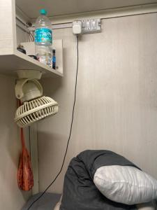 Una habitación con una botella de agua en la pared. en SK homes, en Zirakpur