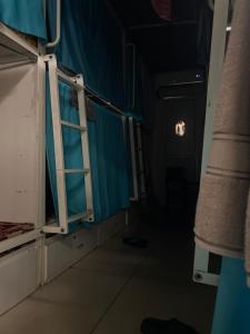 Una habitación con una escalera y una puerta con luz. en SK homes, en Zirakpur