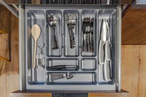 a metal tray with utensils in a kitchen sink at Apartament Lubliniec Centrum, PW Invest Home in Lubliniec