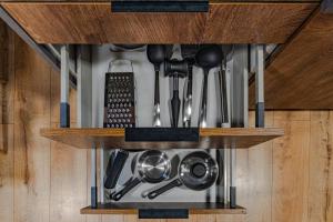 a cupboard with utensils hanging from it at Apartament Lubliniec Centrum, PW Invest Home in Lubliniec