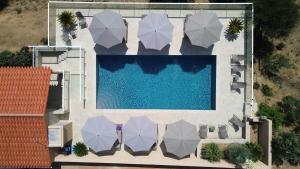 an overhead view of a swimming pool with umbrellas at Résidence Roc e Mare in Tiuccia