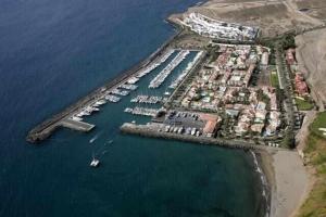 eine Luftaufnahme eines Hafens mit Booten im Wasser in der Unterkunft Relax Pasito Blanco in Pasito Blanco