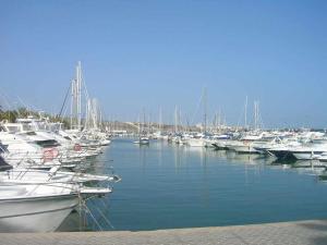 eine Reihe von Booten liegen in einem Hafen vor Anker in der Unterkunft Relax Pasito Blanco in Pasito Blanco