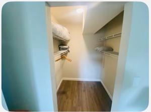 オーランドにあるEntire 5 Bedroom Home in Winter Park FLの木製の床のウォークインクローゼットへの開いたドア