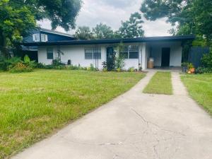 オーランドにあるEntire 5 Bedroom Home in Winter Park FLの前に私道がある家