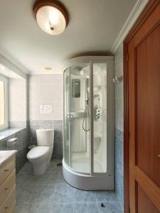 Phòng tắm tại Casa rural con jardín en Cantabria