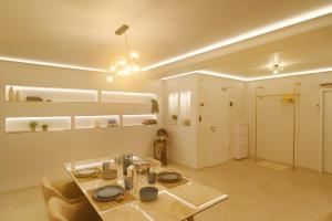 Un comedor con una mesa y algunas sillas. en Sams Living Athen - Munich City, en Múnich 55 fotos más