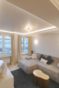 una sala de estar con dos camas y un sofá en Sams Living Athen - Munich City, en Múnich