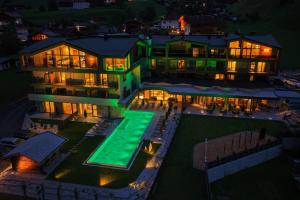 Bazén v ubytování Neueröffnung ELVA PREMIUM APARTMENT HOTEL inklusive Sommerpass STUBAI SUPER CARD nebo v jeho okolí