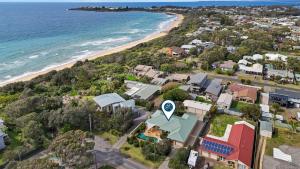una vista aérea de una casa junto a la playa en Coolburra, en Culburra Beach